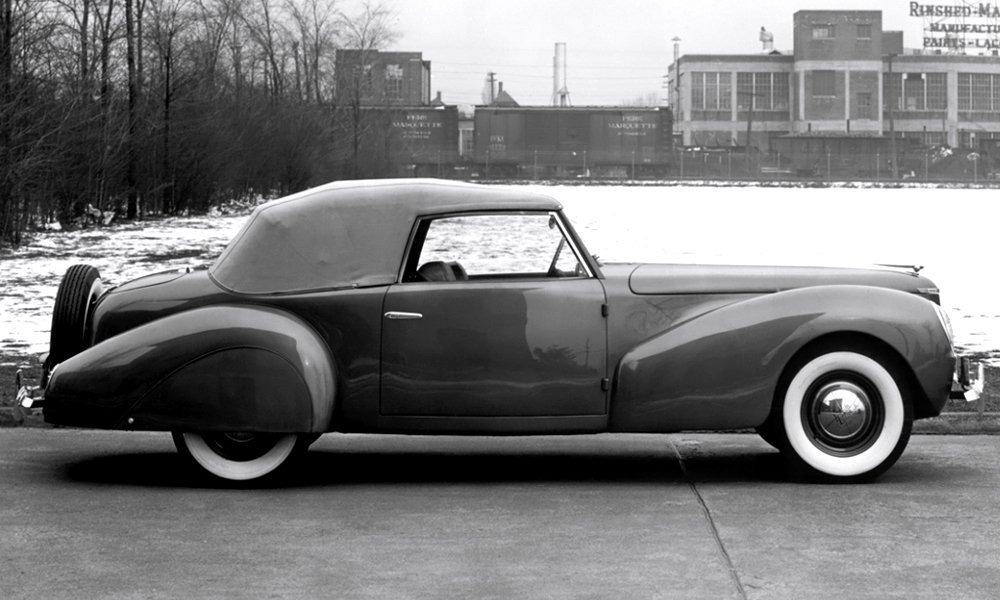 Kabriolet Continental z roku 1939 měl dlouhou přední kapotu a krátkou záď s rezervou umístěnou za kufrem.