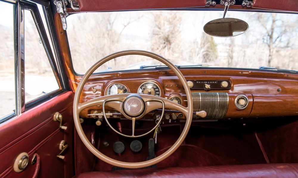 Kabriolet Lincoln Continental z roku 1941 měl jednoduchou palubní desku obloženou imitací dřeva.