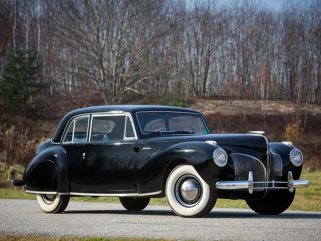 Elegantní čtyřmístné kupé Lincoln Continental z roku 1941.