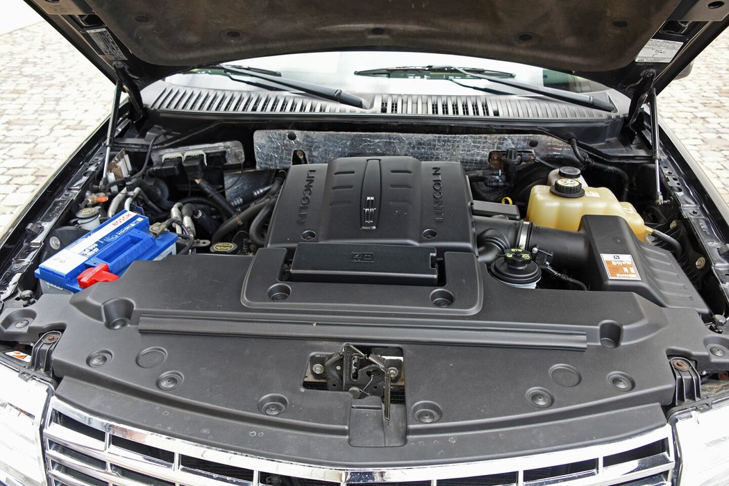 Tříventilový dvouvačkový osmiválec Ford Triton 5.4 V8 pohání jak pick-up Ford F150, tak velké SUV Expedition, jehož je Lincoln Navigator dražším dvojčetem.