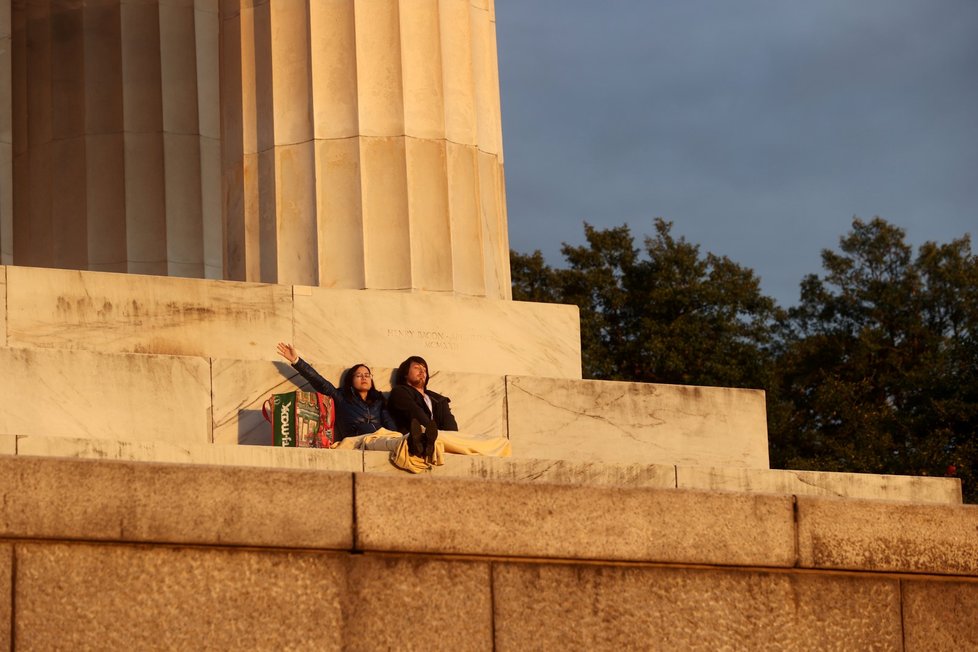 Lincolnův památník v USA se zaplnil několika lidmi, kteří vítali Velikonoční neděli.