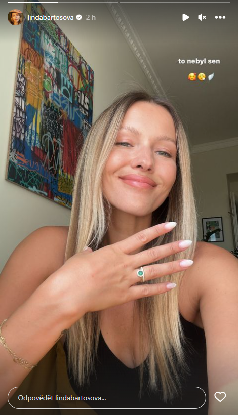 Linda Bartošová se chlubí zásnubním a snubním prstenem. 