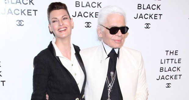 Linda Evangelista a Karl Lagerfeld v černobílé klasice