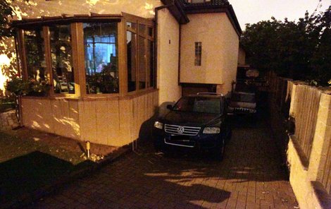 Auto milence Finkové stává zaparkované u domu.
