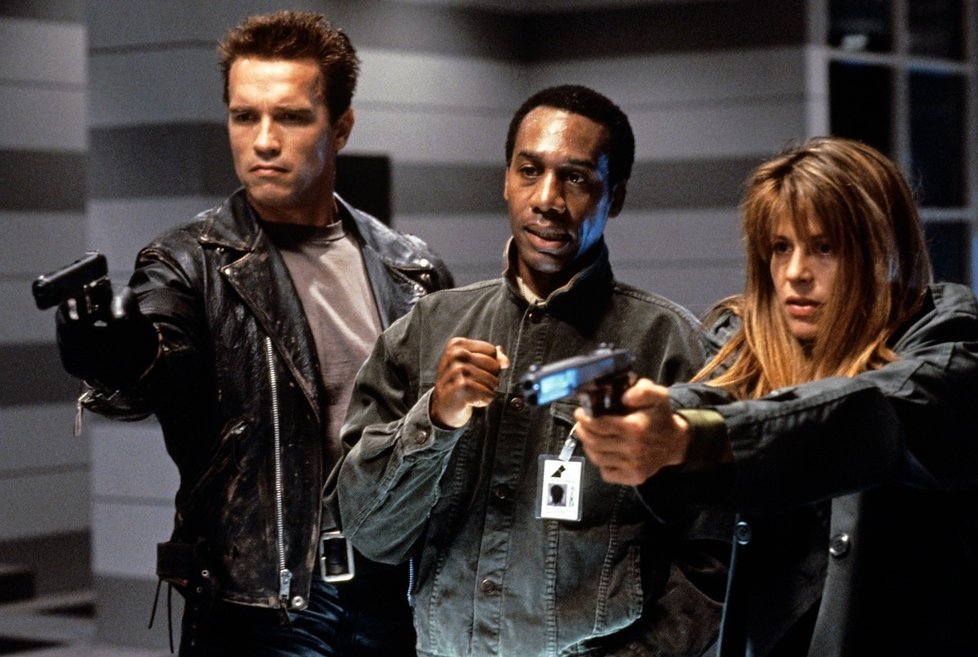 Linda Hamilton s Arnoldem Schwarzeneggerem ve snímku Terminátor 2: Den zúčtování.