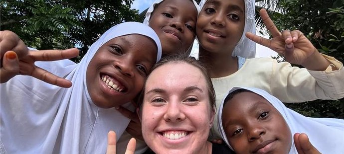 Linda teď pomáhá na Zanzibaru.