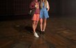 Bouzková s Noskovou na jevišti broadwayského divadla. Bouzková s Noskovou na jevišti broadwayského divadla.