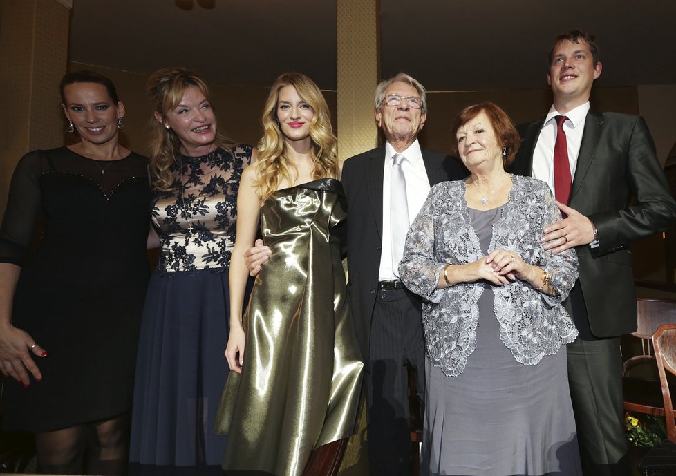 Linda Vojtová s maminkou Taťjanou, dědečkem Vadimem a babičkou Martou