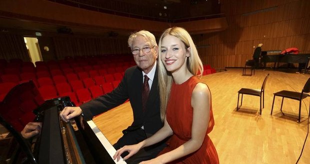 Linda Vojtová se v mládí učila s dědou hrát na piano