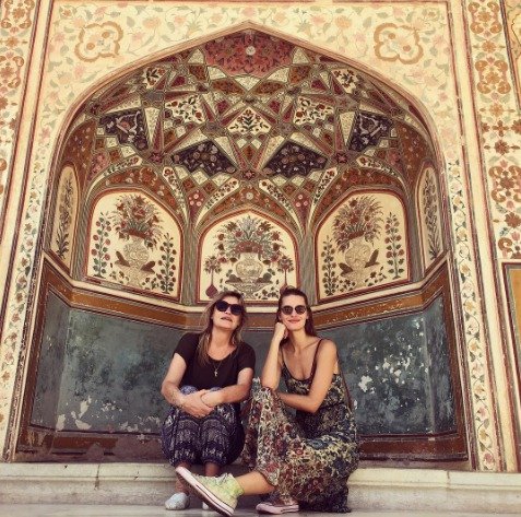 Linda Vojtová s maminkou v Amber Palace ve městě Jaipur.