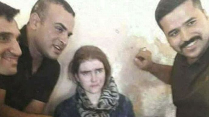 Zadržená Němka Linda Wenzelová s iráckými vojáky v Mosulu.