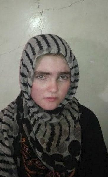 Německá školačka Linda Wenzelová (17), která se přidala k ISIS, těsně po zadržení.