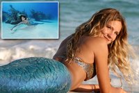 Živoucí mořská panna: Kráska plave s medúzami i se žraloky, dech zadrží na 5 minut