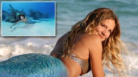 Živoucí mořská panna: Kráska plave s medúzami i se žraloky, dech zadrží na 5 minut