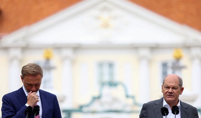 Ministr financí Christian Lindner na jednom pólu a kancléř Olaf Scholz na druhém. „Ve vládě spolu musí pracovat dvě strany, které žijí každá na úplně jiné planetě,“ upozorňuje německý ekonom Marcel Fratzscher.
