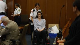 Lindsay Clancyová uškrtila své tři děti ve sklepě rodinného domu. Pak skočila z okna ložnice v patře a na následky skoku ochrnula od pasu dolů.