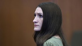 Lindsay Clancyová uškrtila své tři děti ve sklepě rodinného domu. Pak skočila z okna ložnice v patře a na následky skoku ochrnula od pasu dolů.