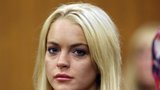 Lindsay Lohan málem přejela ženu s kočárkem a ujela