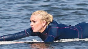 Lindsay si na surf vyrazila s výrazným líčení očí. Řasenka a černé linky byly pro herečku nezbytností