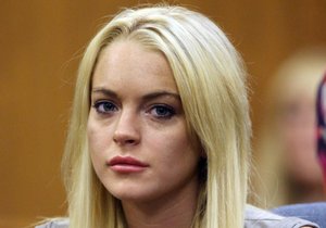 Lindsay Lohan kvůli problémům s alkoholem a léčebnou vzali roli pornoherečky
