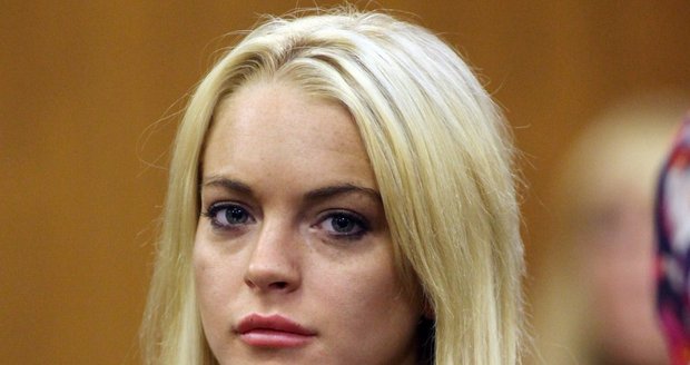 Lindsay Lohan kvůli problémům s alkoholem a léčebnou vzali roli pornoherečky