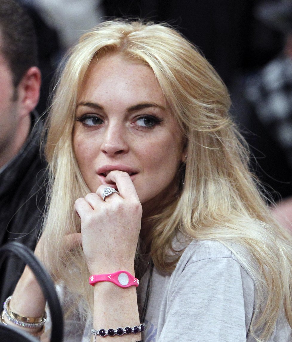Lindsay Lohan se přiznala ke krádeži náhrdelníku.