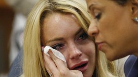 Na snímku Lohanová pláče v soudní síni krátce po oznámení verdiktu, vpravo je její právní zástupkyně Shawn Chapman Holleyová.