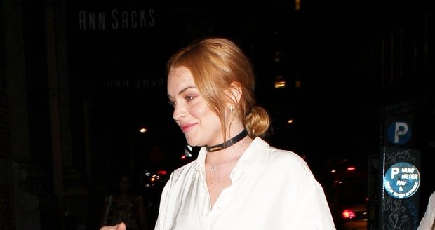 Průšvihářka Lindsay Lohan svůj večerní outfit trochu nevychytala. Nejspíš se hned po tahu chystala do postele a nechtěla ztrácet čas převlékáním.