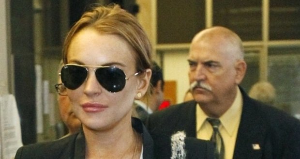 Lindsay Lohan zakrývala slzy za černé brýle