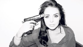 Lindsay Lohan neváhala přiložit si pistoli i k hlavě.