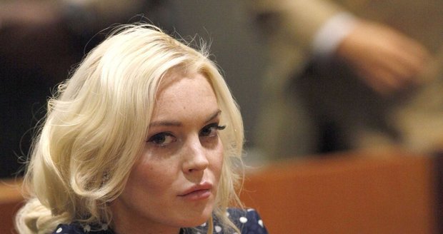 Lindsay Lohan si k soudu oblékla modré šaty s bílými puntíky