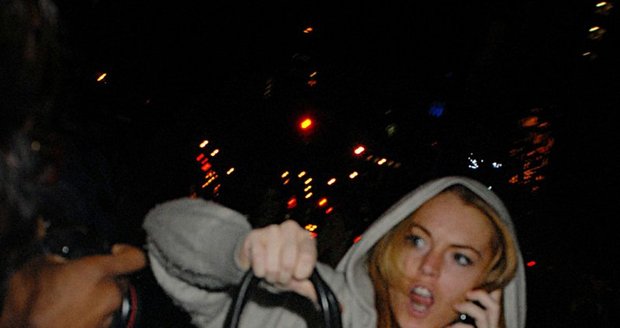 Lindsay Lohan napadla fotografa, když běžela do hotelu Bowery dne 14. září 2008 v New Yorku. Lindsay se nechtěla vyfotografovat a udeřila fotografa, když se ji pokoušel vyfotit. Fotograf nakonec zavolal na Lindsay policii. Ta však nic neudělala, jelikož fotografovi nebyla způsobena žádná škoda