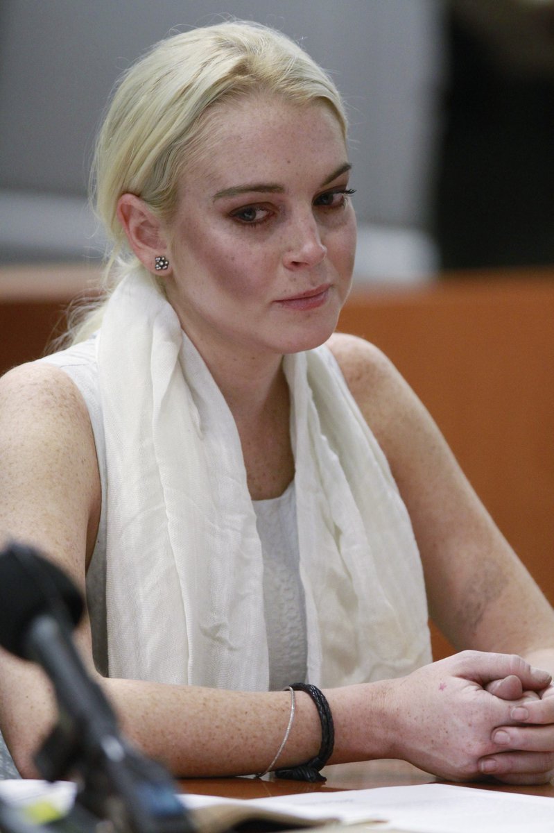 Lohan byla soudem poslána do vězení, kde se ale moc neohřála. Následující hodiny byla propuštěna na kauci