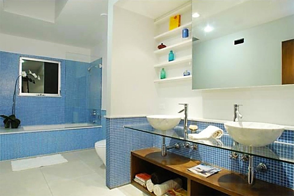 Pro návštěvy slouží menší, modrá koupelna.