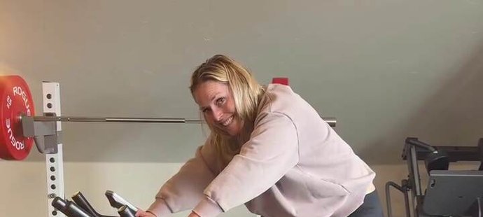 Lindsey Vonnová už šlape na kole.