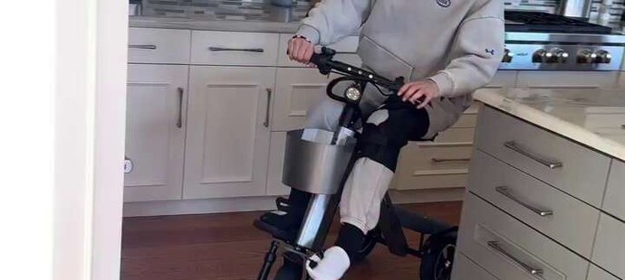 Lindsey Vonnová teď poletuje po domě na vozítku Speedym