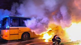 V Líních shořel autobus, jelo v něm 45 lidí: Řidič byl opilý!