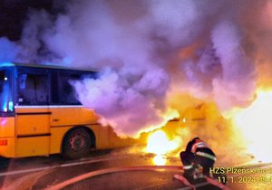 V Líních na Plzeňsku ve čtvrtek ráno kompletně shořel autobus. Cestovalo v něm zhruba 45 lidí, řidič nadýchal alkohol.