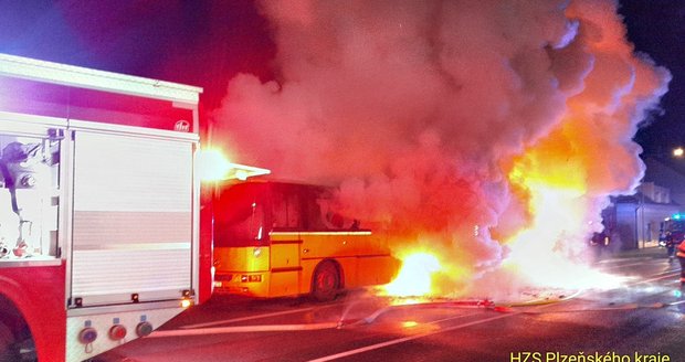 V Líních na Plzeňsku ve čtvrtek ráno kompletně shořel autobus. Cestovalo v něm zhruba 45 lidí, řidič nadýchal alkohol.