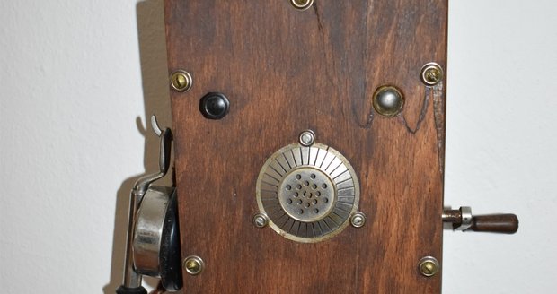 Na zámku Linhartovy vystavují 175 telefonů ze soukromé sbírky Karla Škurka (†79).