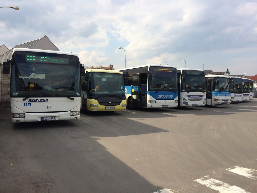 Autobusy na autobusovém nádraží v Kyjově. Autobus vozící cestující na lince 666 je úplně vlevo.