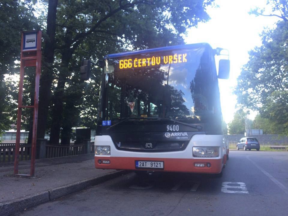 Autobusová zastávka Čertův vršek se nachází mezi Bulovkou a Střížkovem - konkrétně zastávkou Madlina.