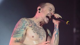 Frontman kapely Linkin Park Chester Bennington zemřel