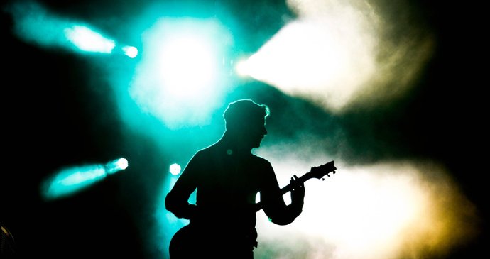 Kytarista Brad Delson při vystoupením v jihoafrickém Kapském Městě.