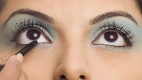 Perfektní oční linky vám opticky zvětší oči a dodají sexy pohled.