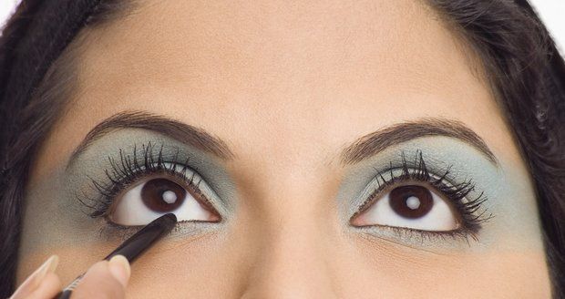 Perfektní oční linky vám opticky zvětší oči a dodají sexy pohled.