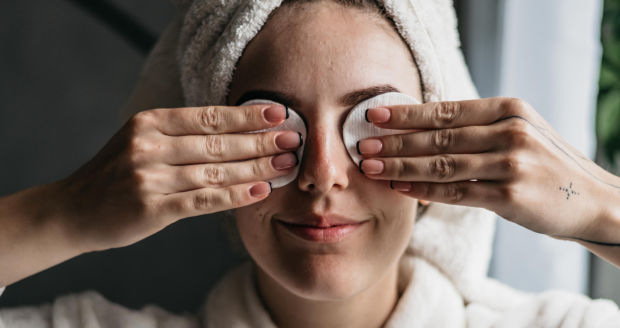 Triky pro dokonalé odlíčení očního okolí a make-upu 