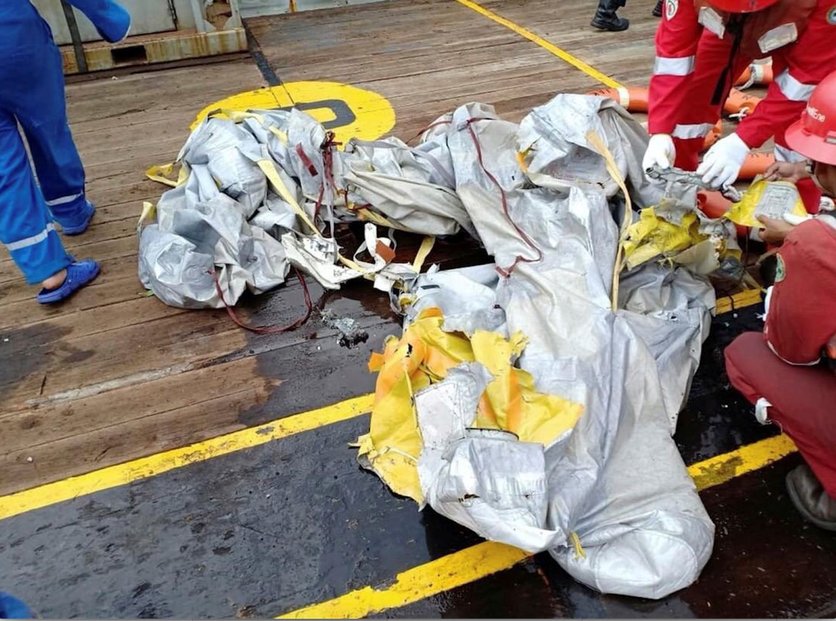 Záchranáři nacházejí první trosky zříceného letounu Lion Air