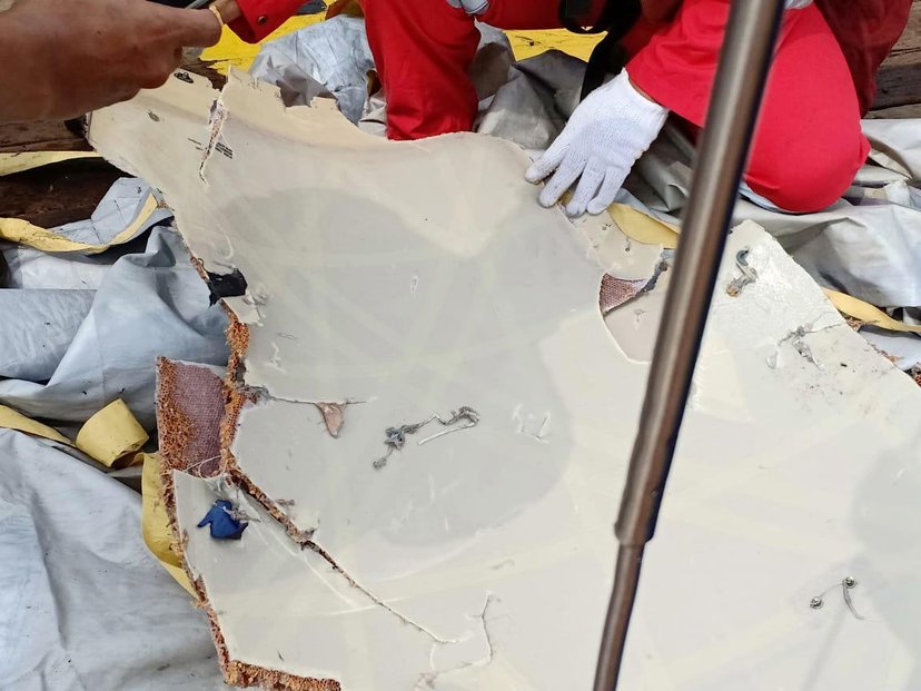 Záchranáři nacházejí první trosky zříceného letounu Lion Air
