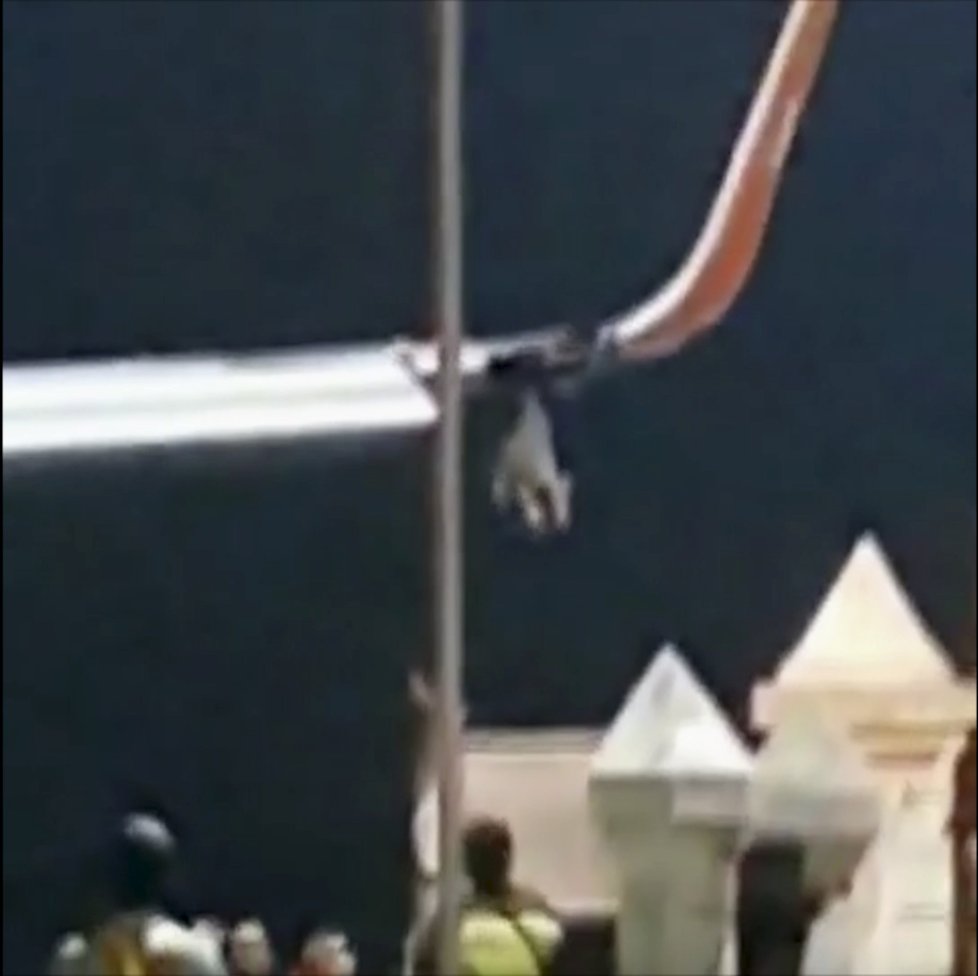 Další letadlo Lion Air v potížích, na letišti v Indonésii si málem o lampu urazilo křídlo.